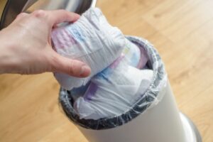 Como-escolher-uma-lixeira-pratica-para-fraldas-sujas
